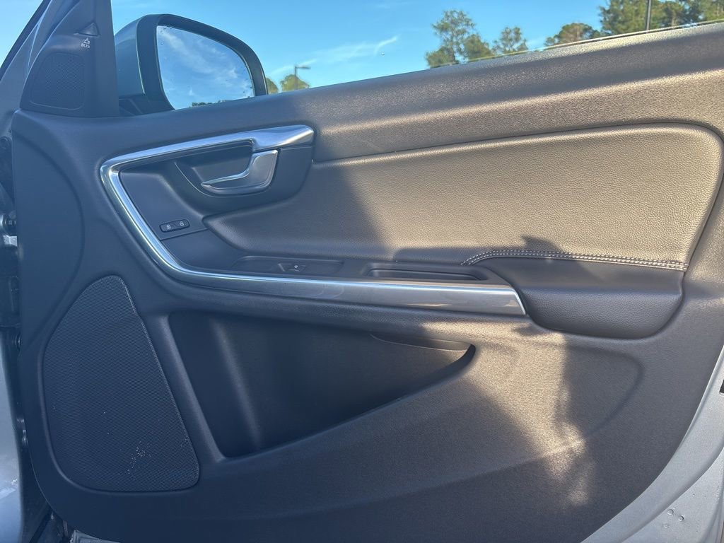 Used 2018 Volvo V60 T5 Dynamic w/ Vision Package image 25