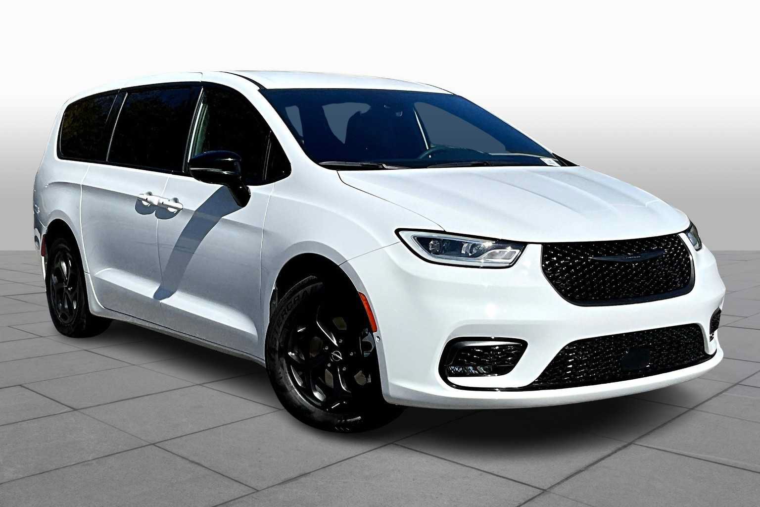Used 2024 Chrysler Pacifica Limited FWD image 3