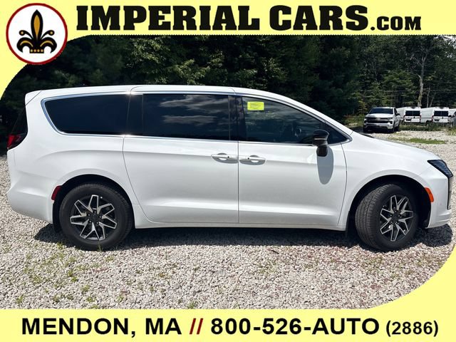 New 2027 Chrysler Pacifica Limited w/ Family Tech Group AWD/4WD image 13