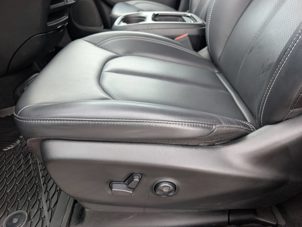 Used 2023 Chrysler Pacifica Touring-L w/ S Appearance Package FWD image 14