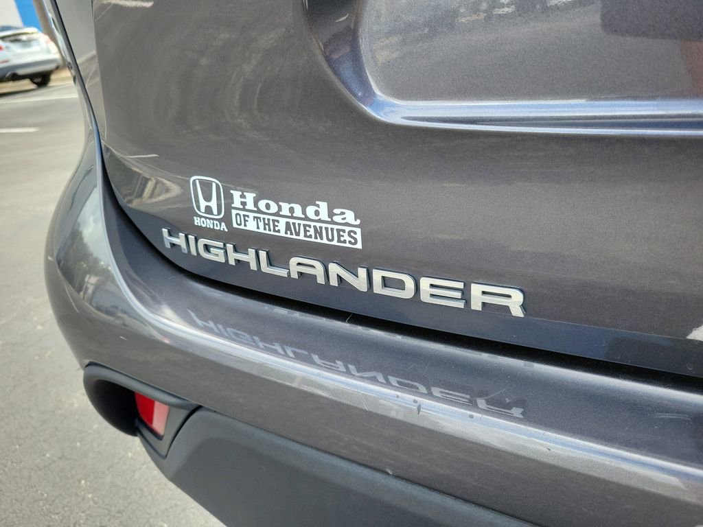 Used 2021 Toyota Highlander LE image 9
