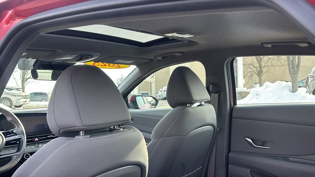 Used 2025 Hyundai Elantra SEL image 32