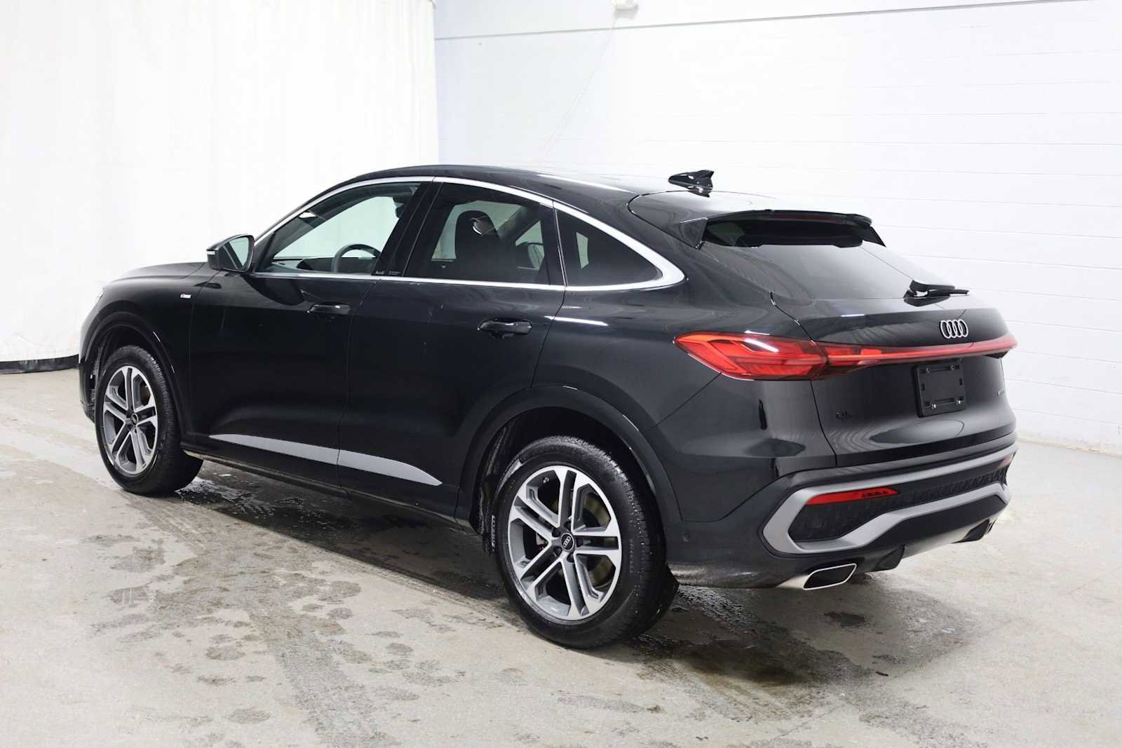 Certified 2025 Audi Q5 Prestige image 3