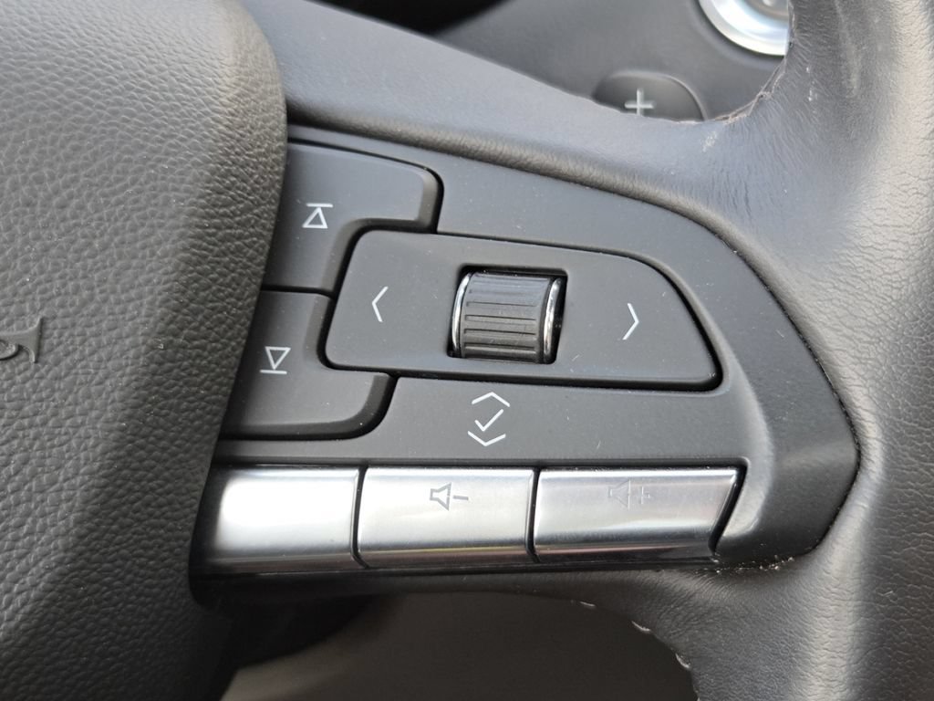 Used 2023 Cadillac XT4 Luxury w/ Driver Awareness Package FWD image 9