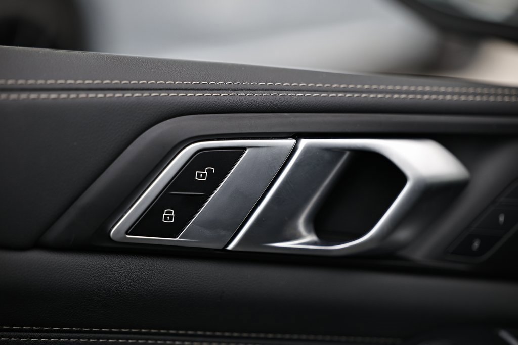 Used 2025 BMW X5 sDrive40i w/ Climate Comfort Package image 17