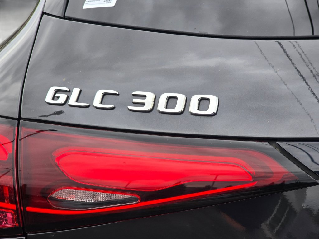 Used 2025 Mercedes-Benz GLC 300 4MATIC image 32