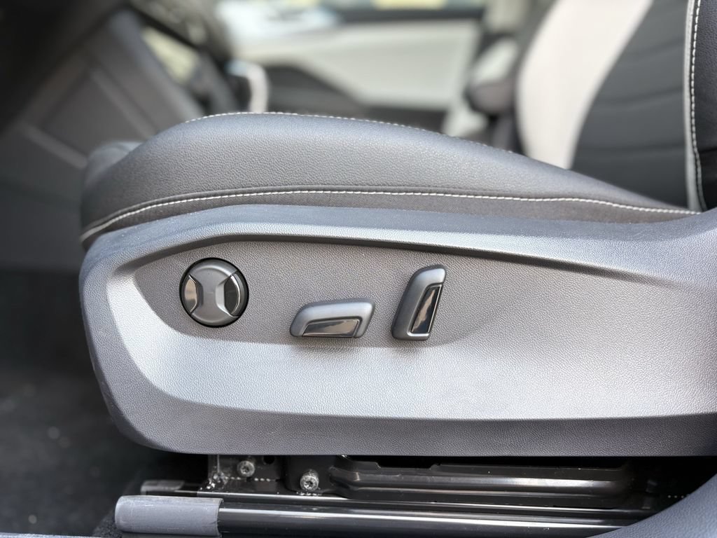 Used 2025 Volkswagen Taos SEL AWD/4WD image 13
