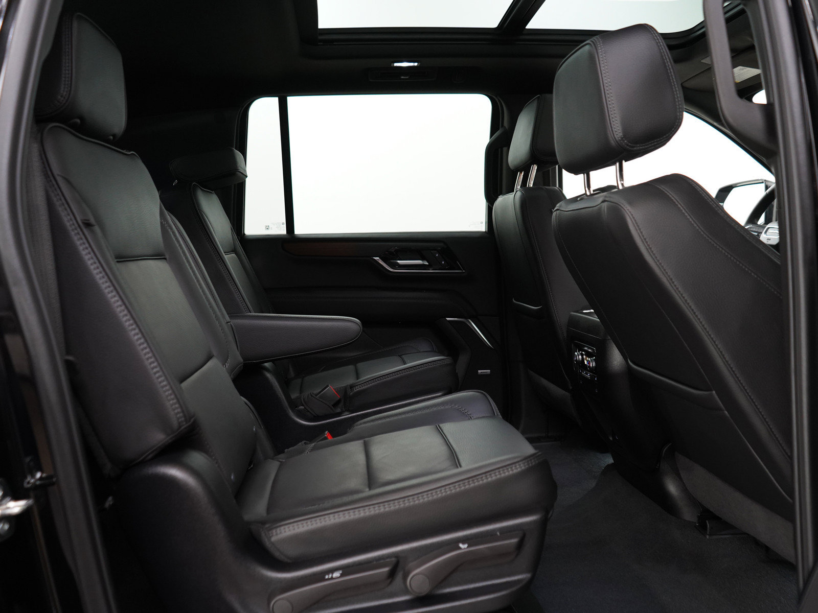 Used 2025 GMC Yukon XL Denali w/ Sun & Power Step Package AWD/4WD image 13