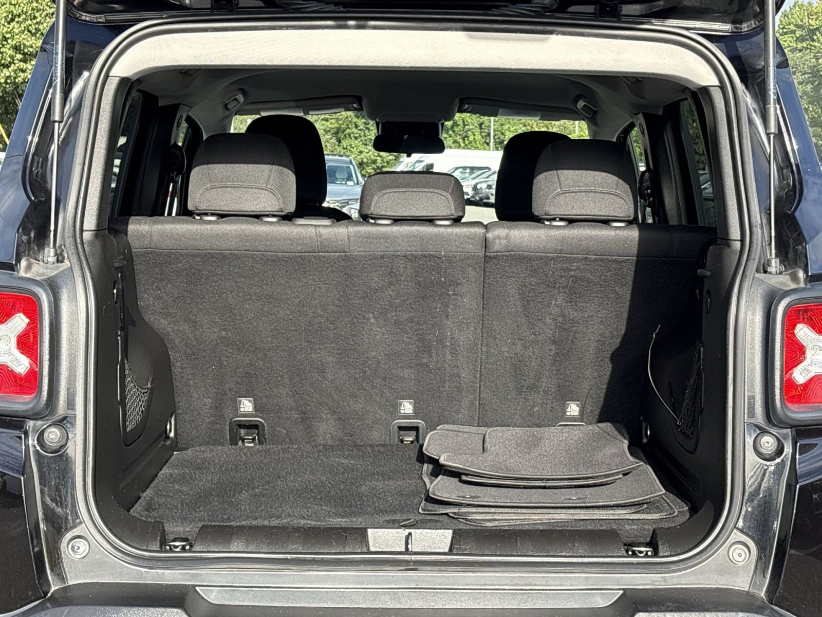Used 2017 Jeep Renegade Latitude FWD image 23