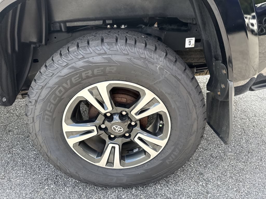 Used 2018 Toyota Tacoma TRD Sport AWD/4WD image 18