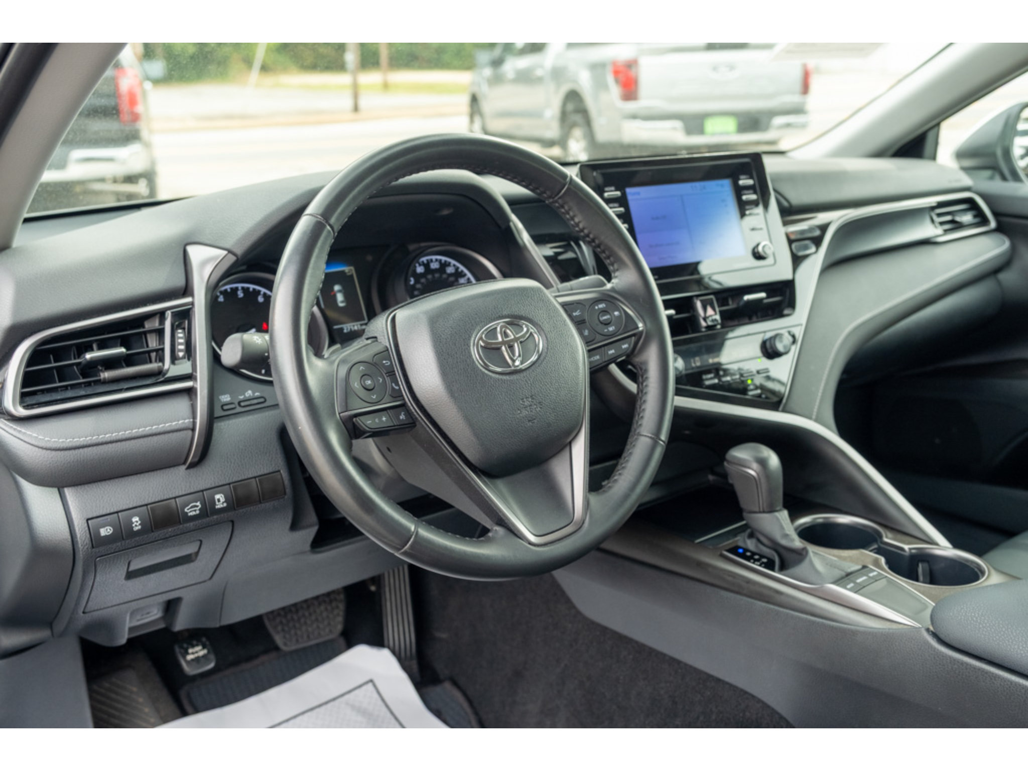 Used 2024 Toyota Camry SE FWD image 11