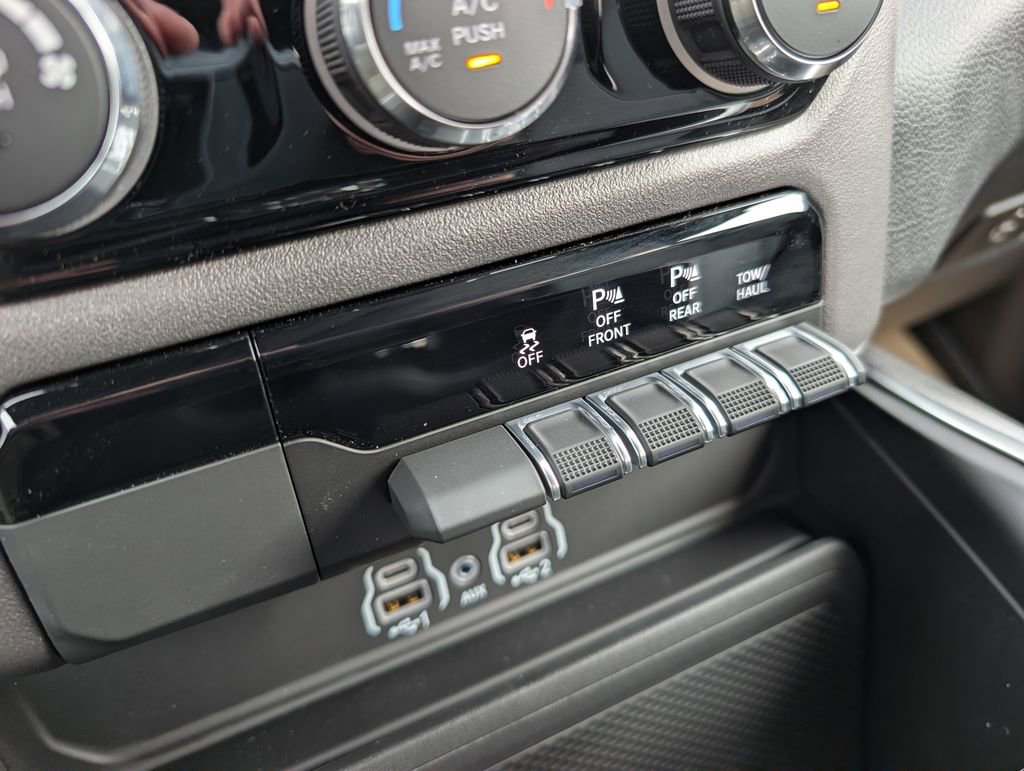New 2026 RAM 1500 4x4 Crew Cab image 25