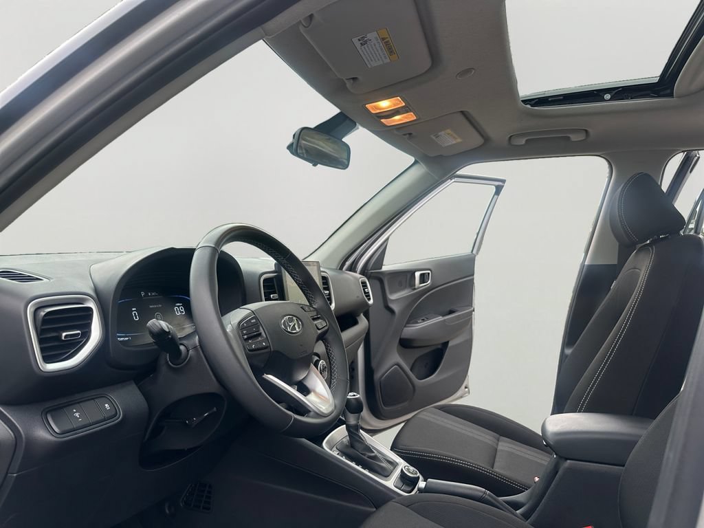 Used 2025 Hyundai Venue SEL FWD image 9