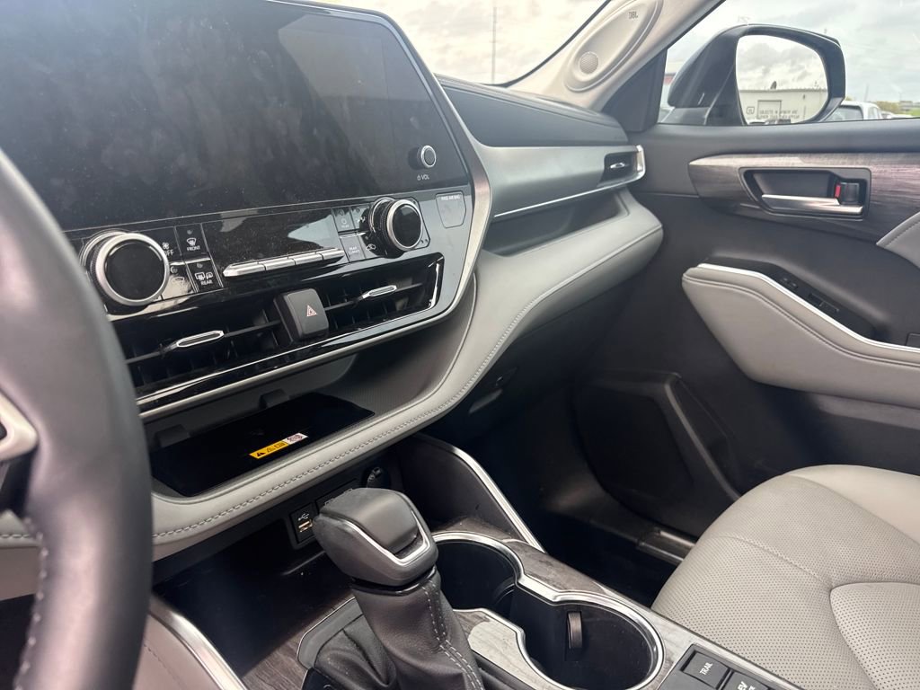 Used 2025 Toyota Highlander Limited image 19