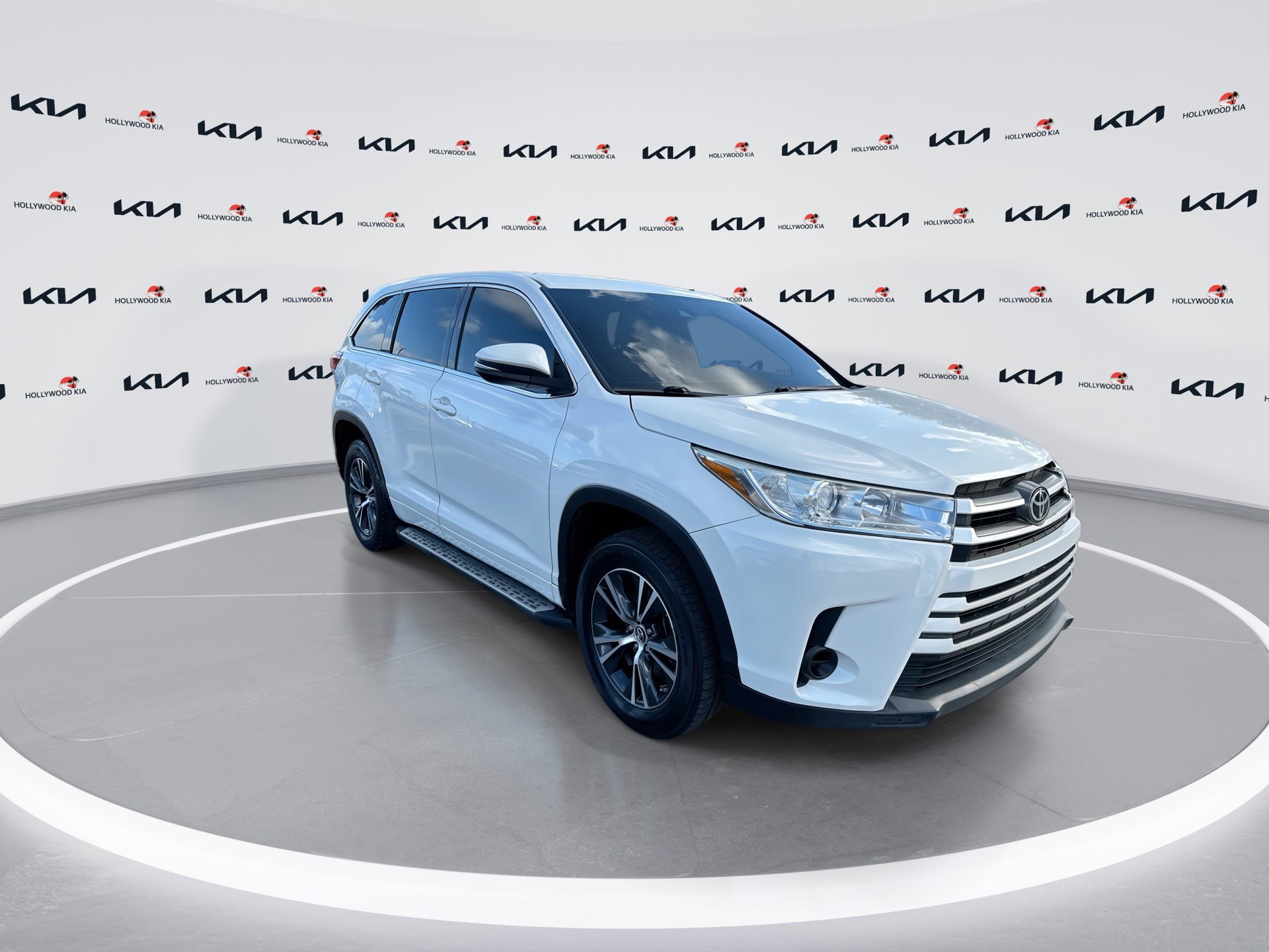 Used 2018 Toyota Highlander LE image 2