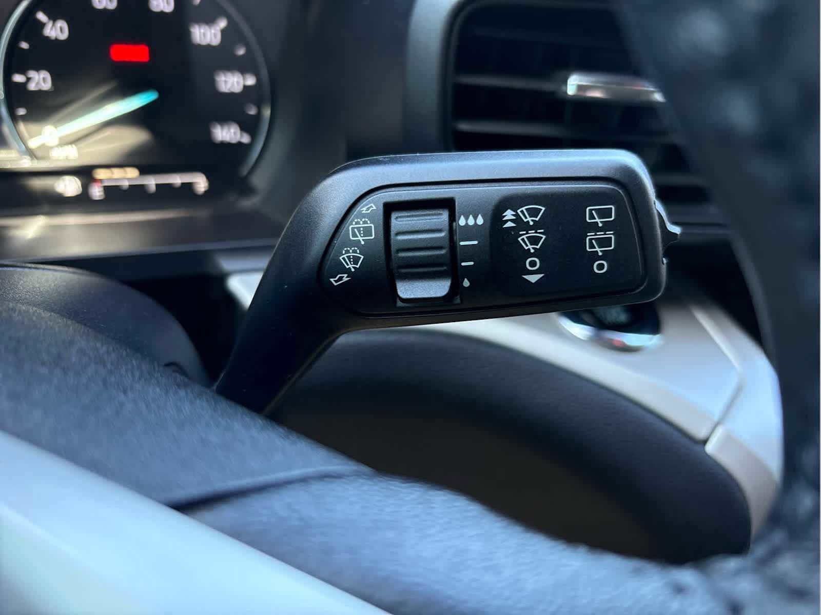 Used 2023 Ford Explorer XLT image 28