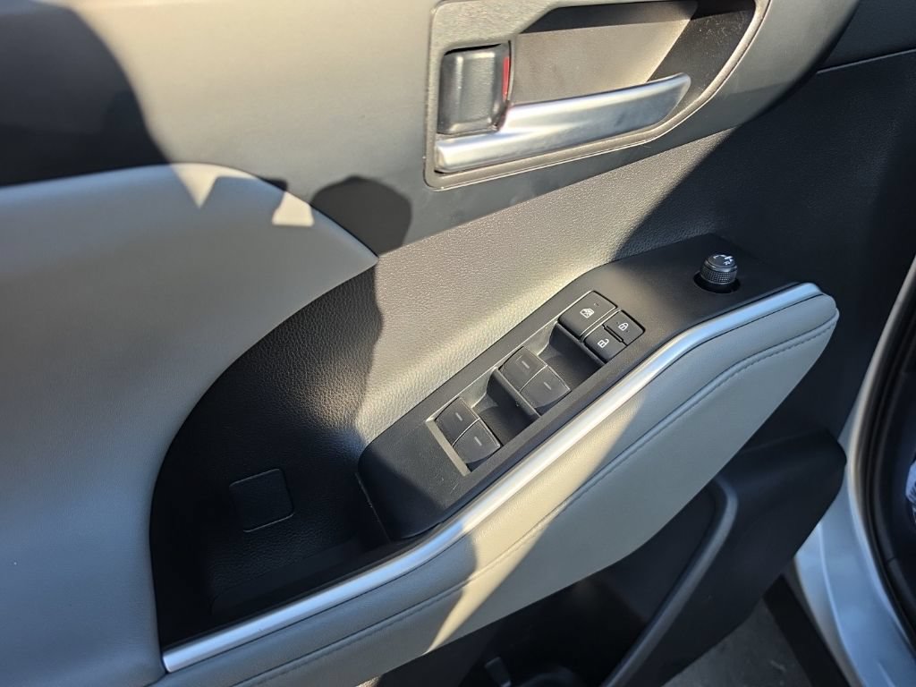 Used 2025 Toyota Highlander XLE AWD/4WD image 11