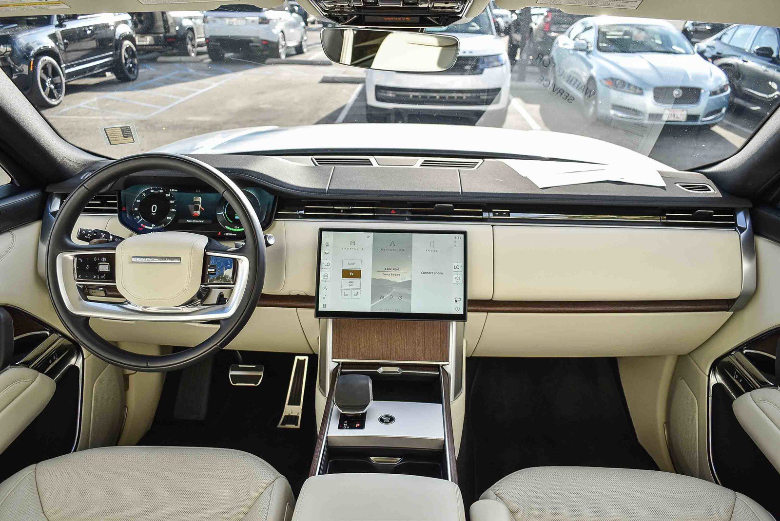 Certified 2025 Land Rover Range Rover SE image 14