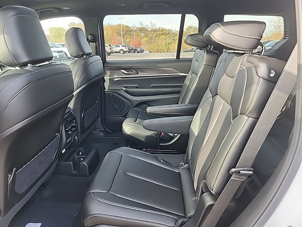 New 2025 Jeep Grand Cherokee L Limited w/ Black Appearance Package image 23
