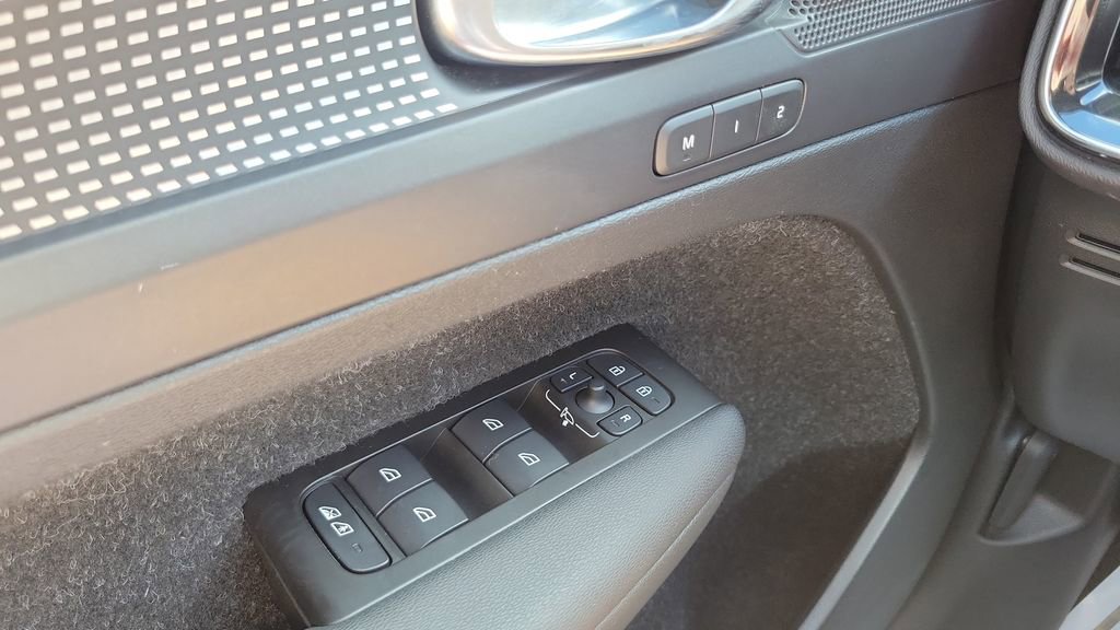 Used 2021 Volvo XC40 T5 R-Design w/ Advanced Package image 24