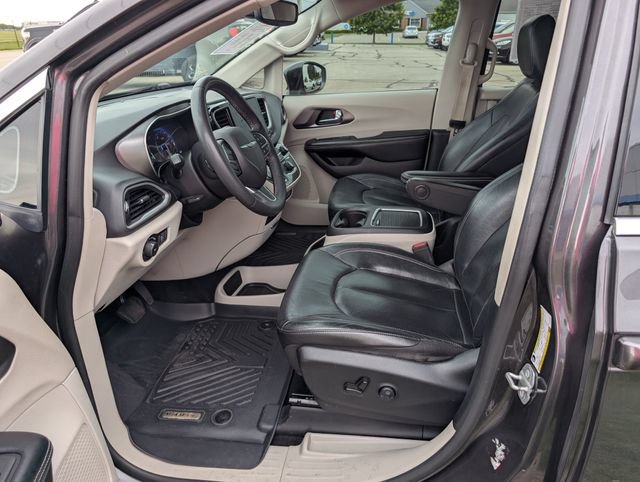 Used 2022 Chrysler Pacifica Touring-L FWD image 13