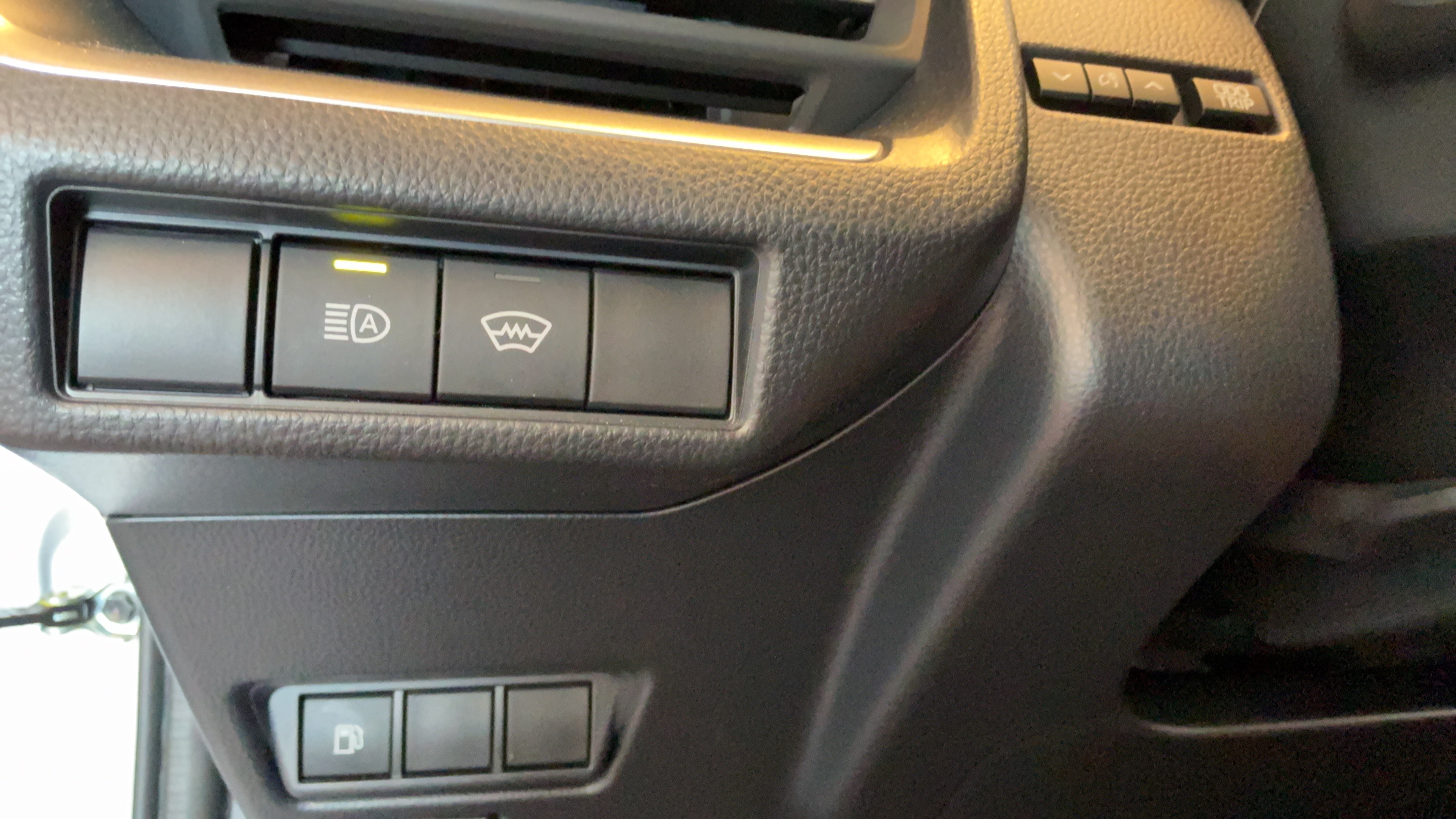 Certified 2025 Toyota Prius LE FWD image 18