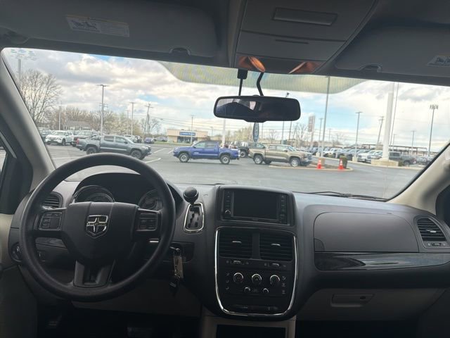 Used 2018 Dodge Grand Caravan SE w/ UConnect Hands-Free Group image 10