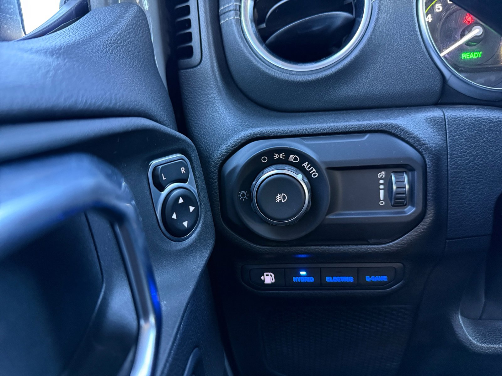 Used 2023 Jeep Wrangler Sahara w/ Cold Weather Group image 17