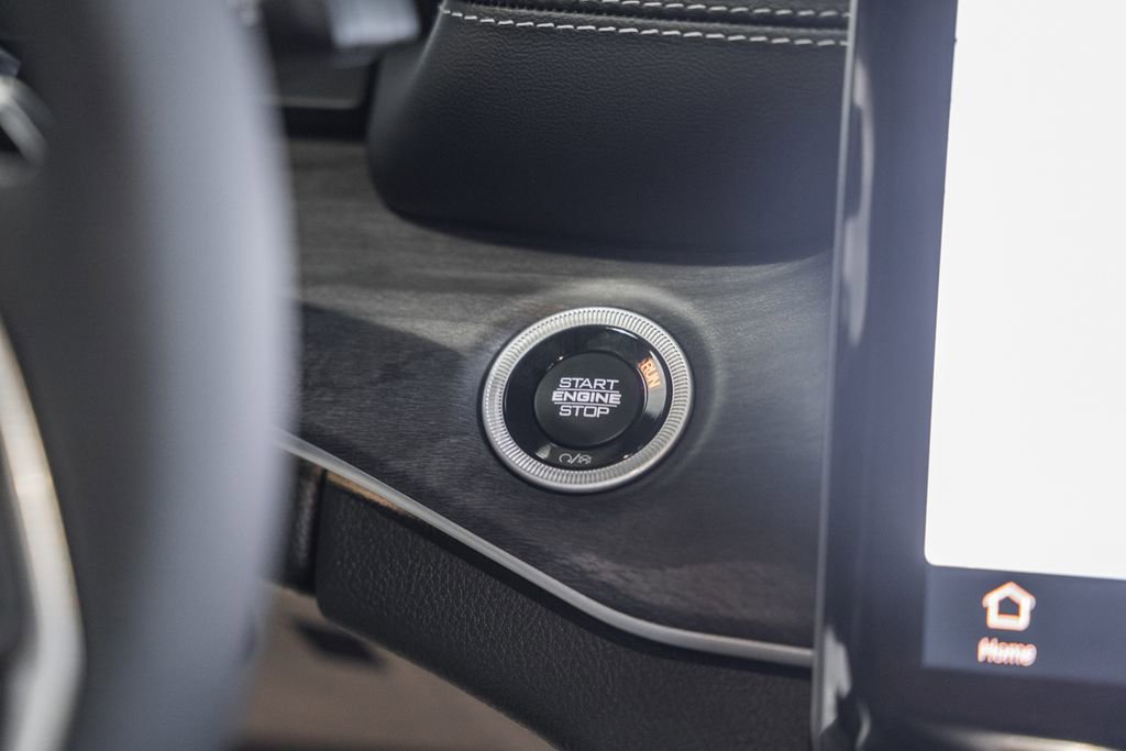 New 2025 Jeep Grand Cherokee L Limited w/ Luxury Tech Group II image 26