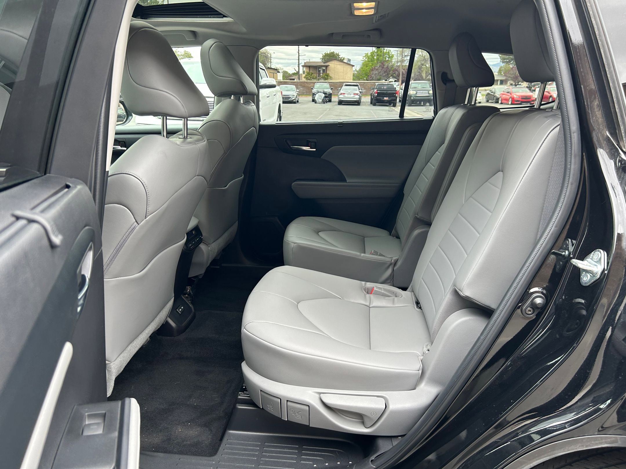 Used 2022 Toyota Highlander XLE AWD/4WD image 25