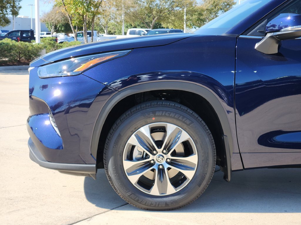 New 2026 Toyota Highlander AWD image 9
