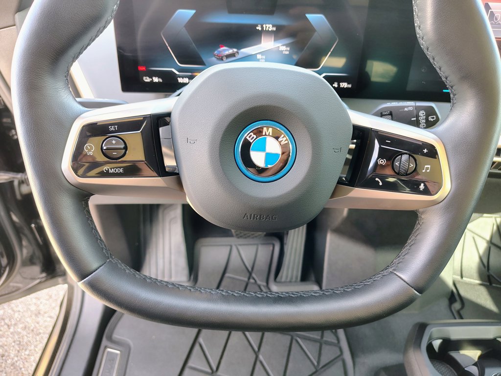 Used 2023 BMW iX xDrive50 w/ Ultimate Package 2 AWD/4WD image 21