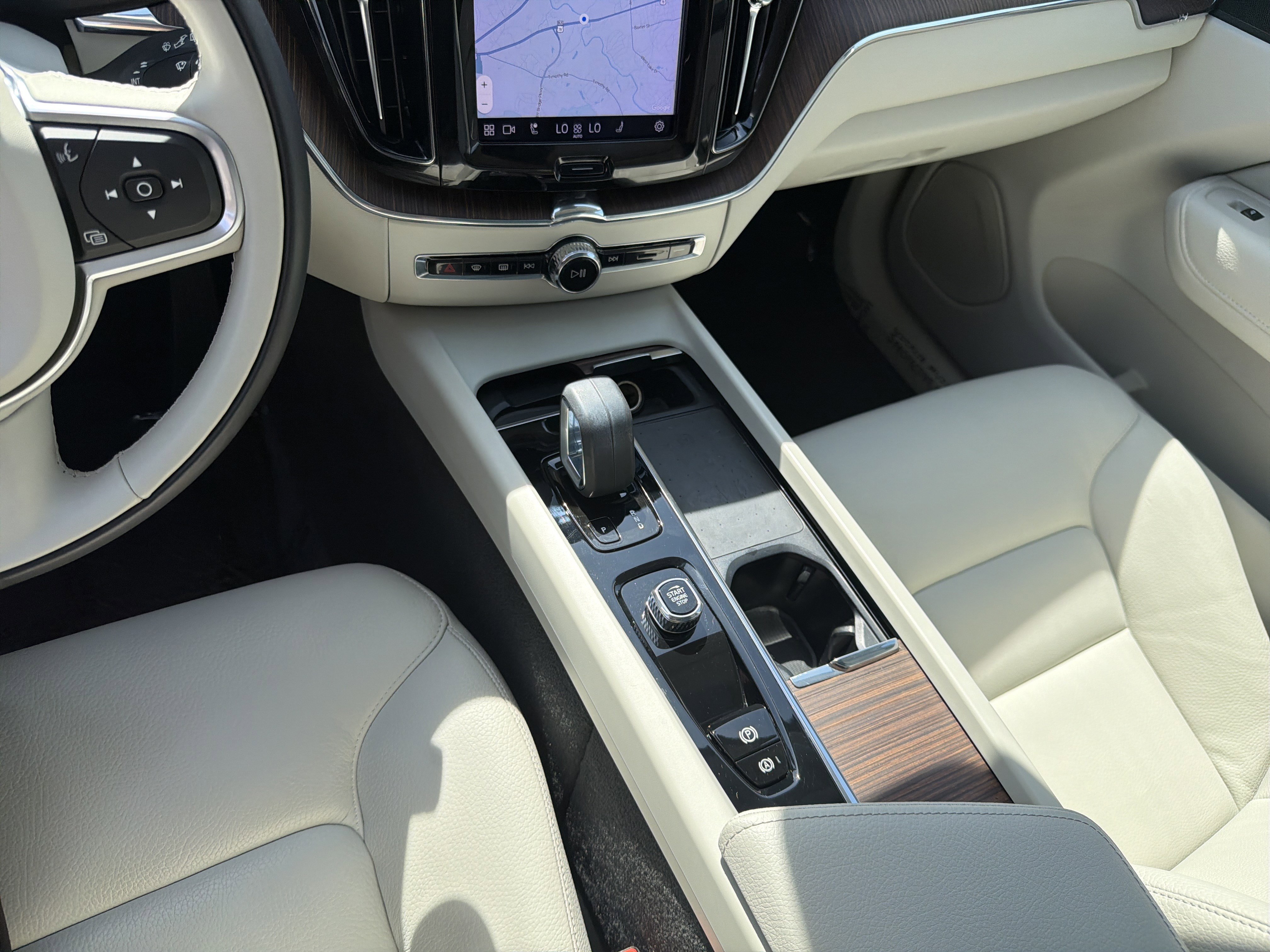 Used 2022 Volvo XC60 B5 Momentum image 33