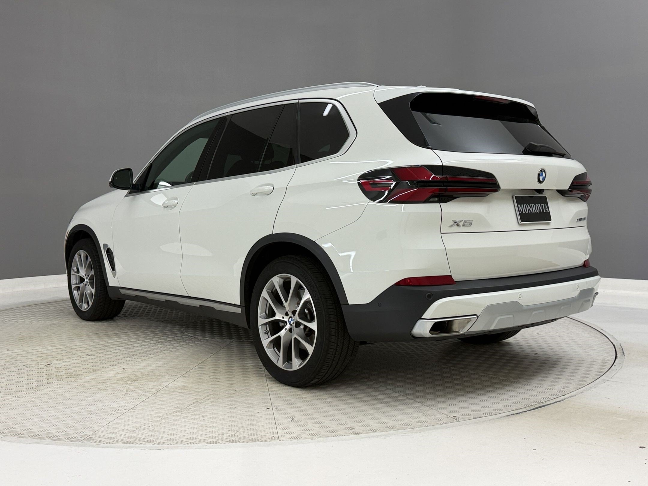 Certified 2024 BMW X5 xDrive40i w/ Parking Assistance Package AWD/4WD image 3