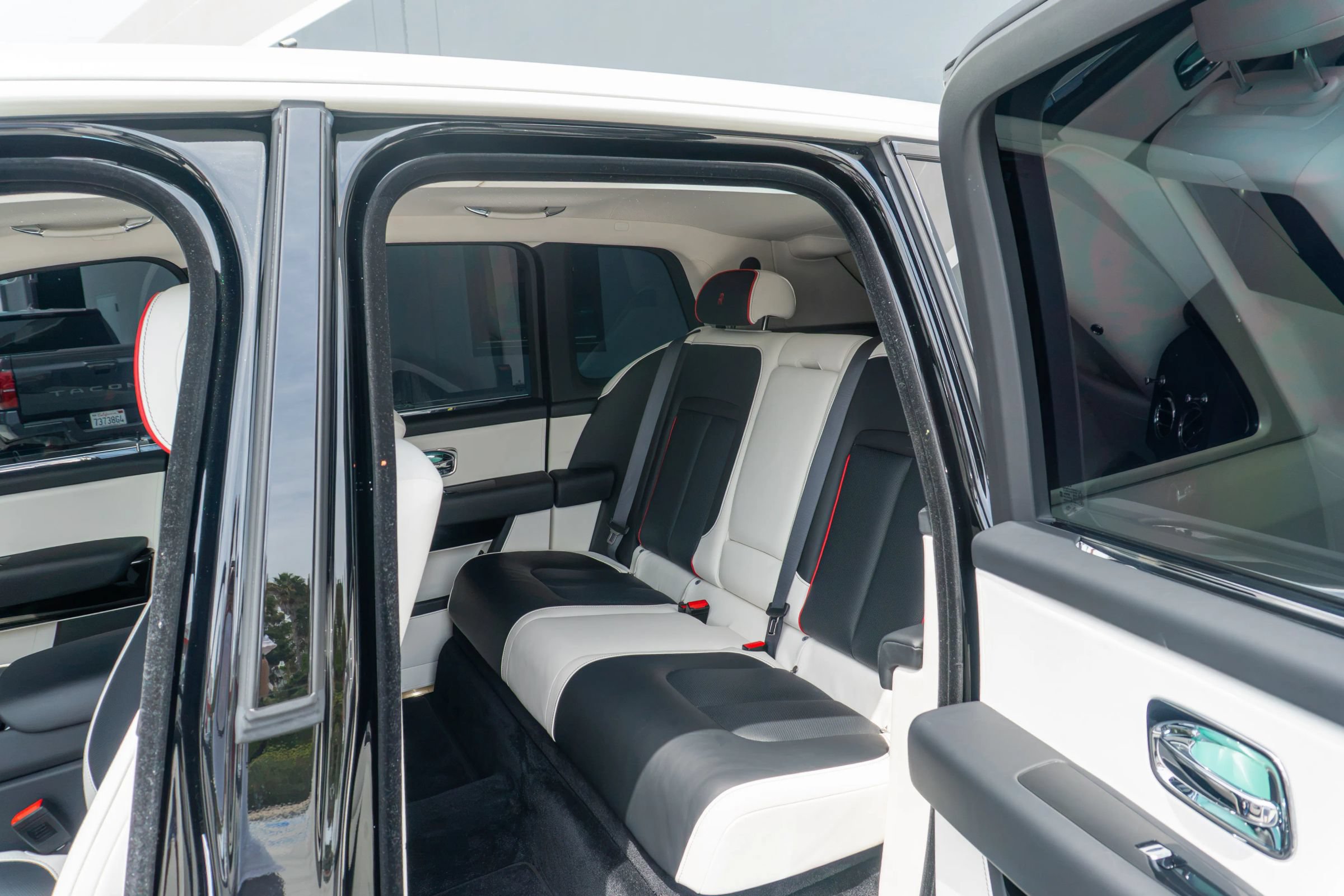 Used 2025 Rolls-Royce Cullinan AWD/4WD image 57