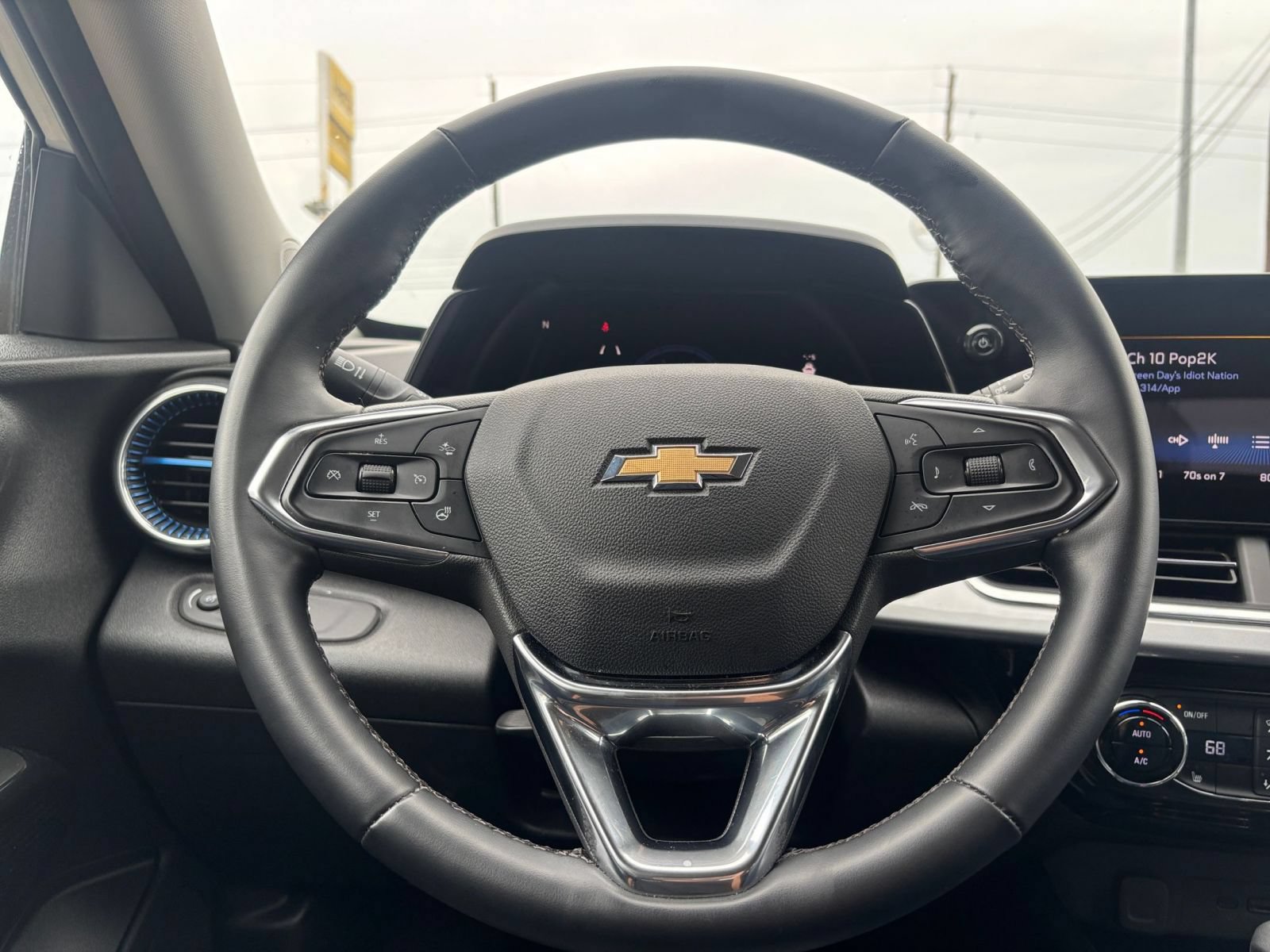 Used 2025 Chevrolet Trax LT w/ LT Convenience Package FWD image 22