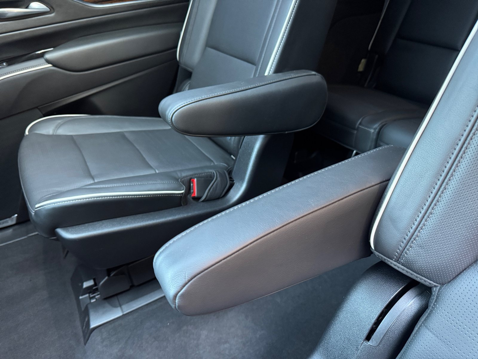 Used 2021 Cadillac Escalade Premium Luxury AWD/4WD image 24