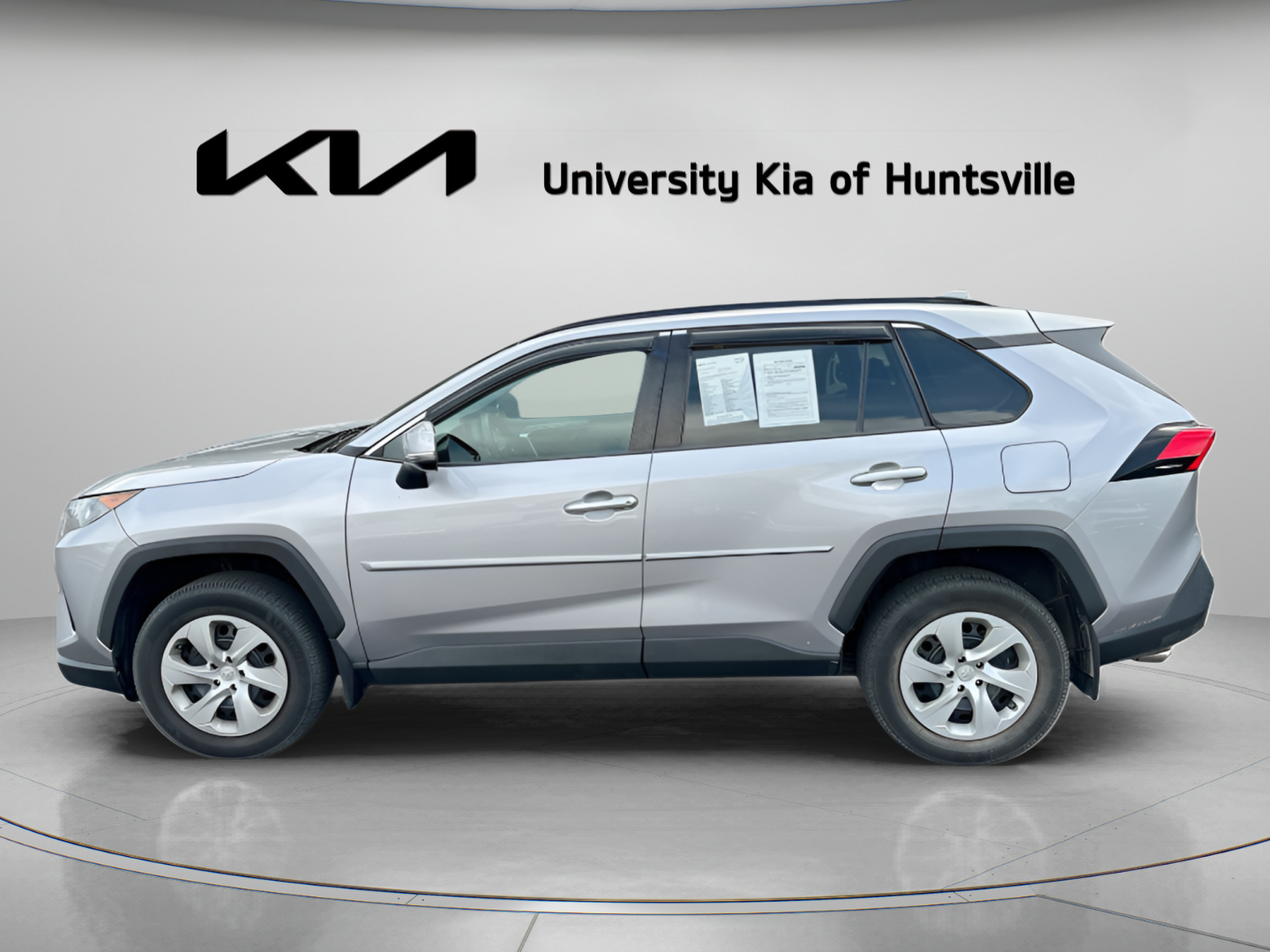 Used 2019 Toyota RAV4 LE FWD image 5