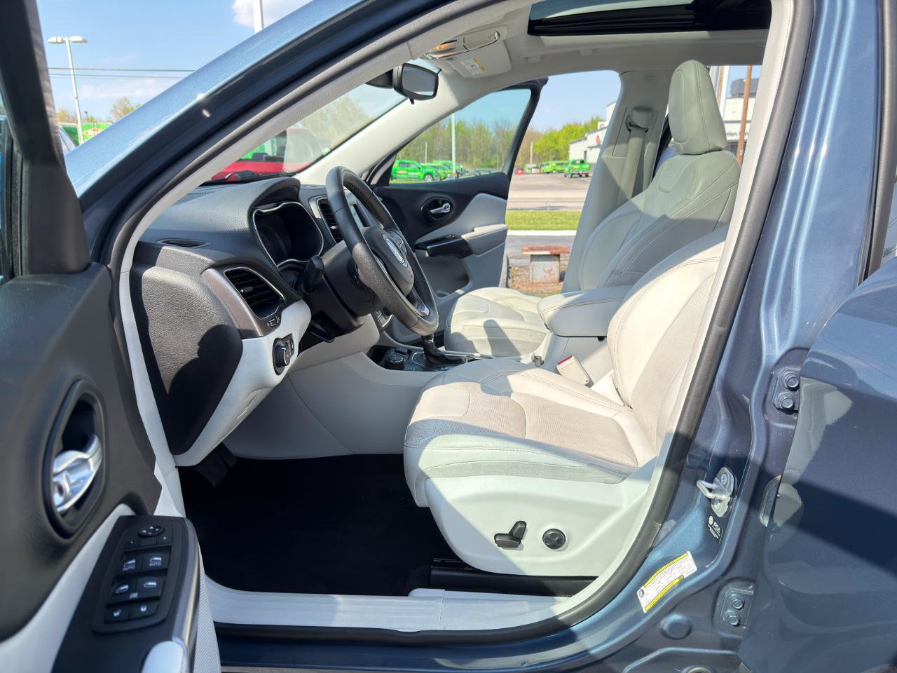 Used 2021 Jeep Cherokee Latitude Lux w/ Sun & Sound Group AWD/4WD image 20