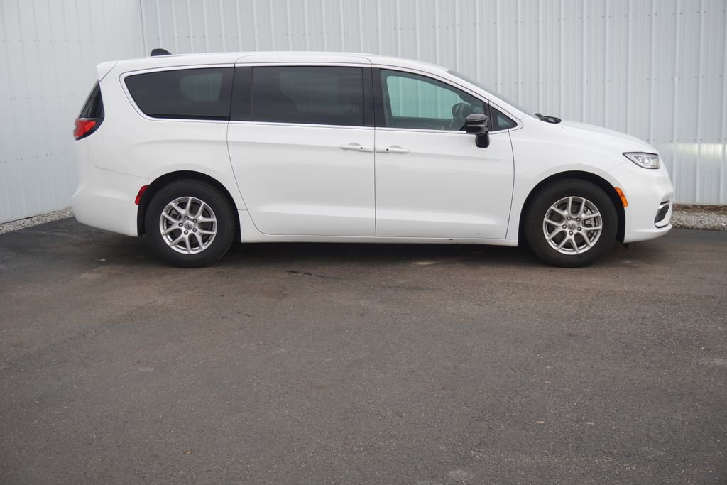 Used 2025 Chrysler Pacifica Select image 2