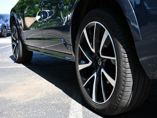 Used 2020 Volvo XC90 T6 Momentum w/ Protection Package Premier AWD/4WD image 9