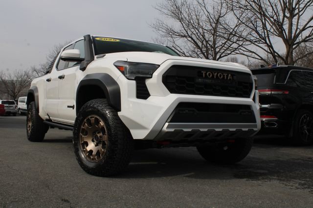 Used 2025 Toyota Tacoma Trailhunter image 3