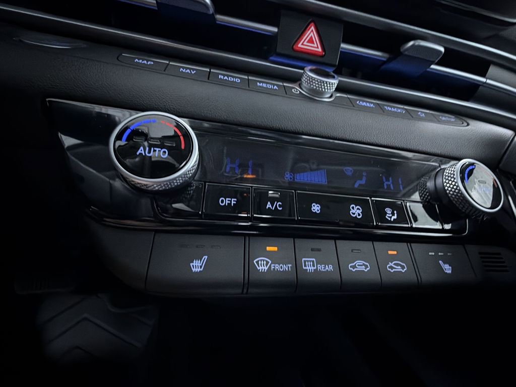 Used 2025 Hyundai Elantra SEL image 21