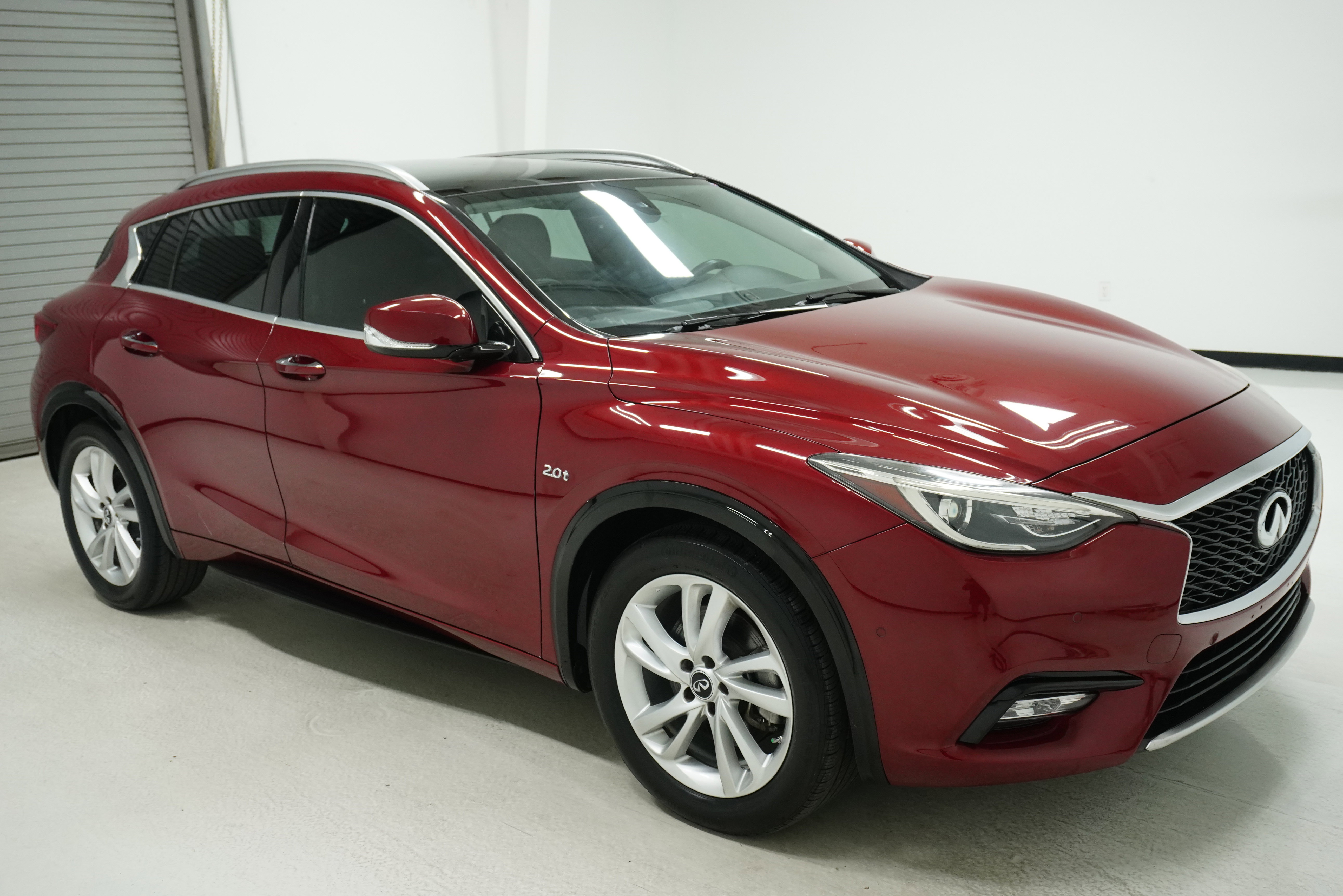 Used 2017 INFINITI QX30 Premium w/ Navigation Package FWD image 3