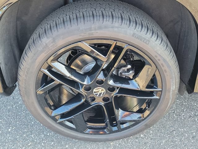 Certified 2025 Volkswagen Tiguan SE R-Line AWD/4WD image 5