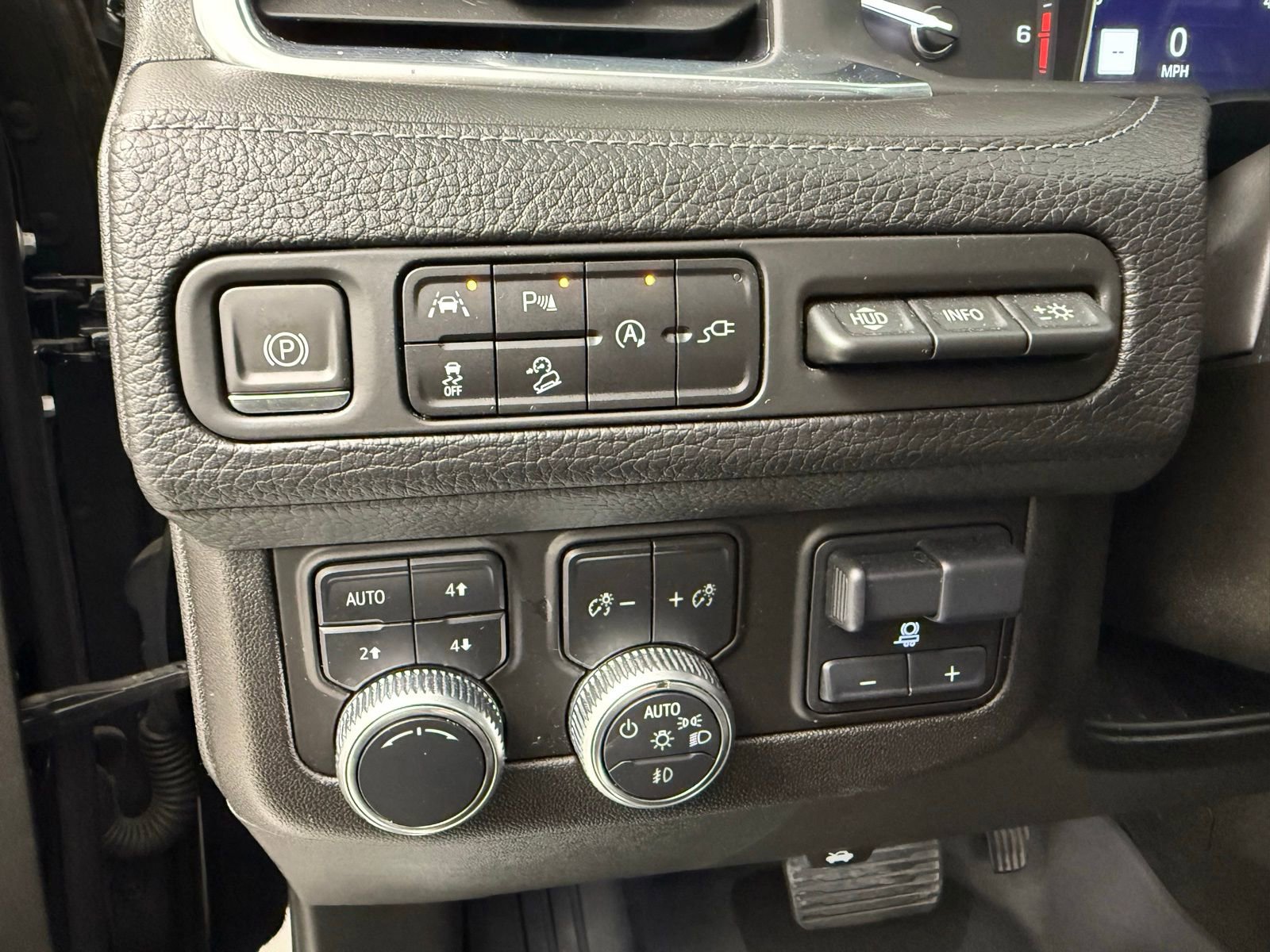 Used 2021 GMC Yukon Denali w/ Denali Premium Package image 15