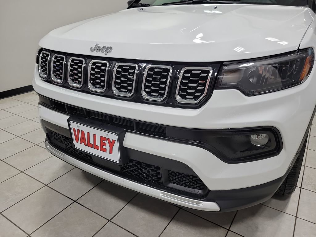 Used 2025 Jeep Compass Limited image 35