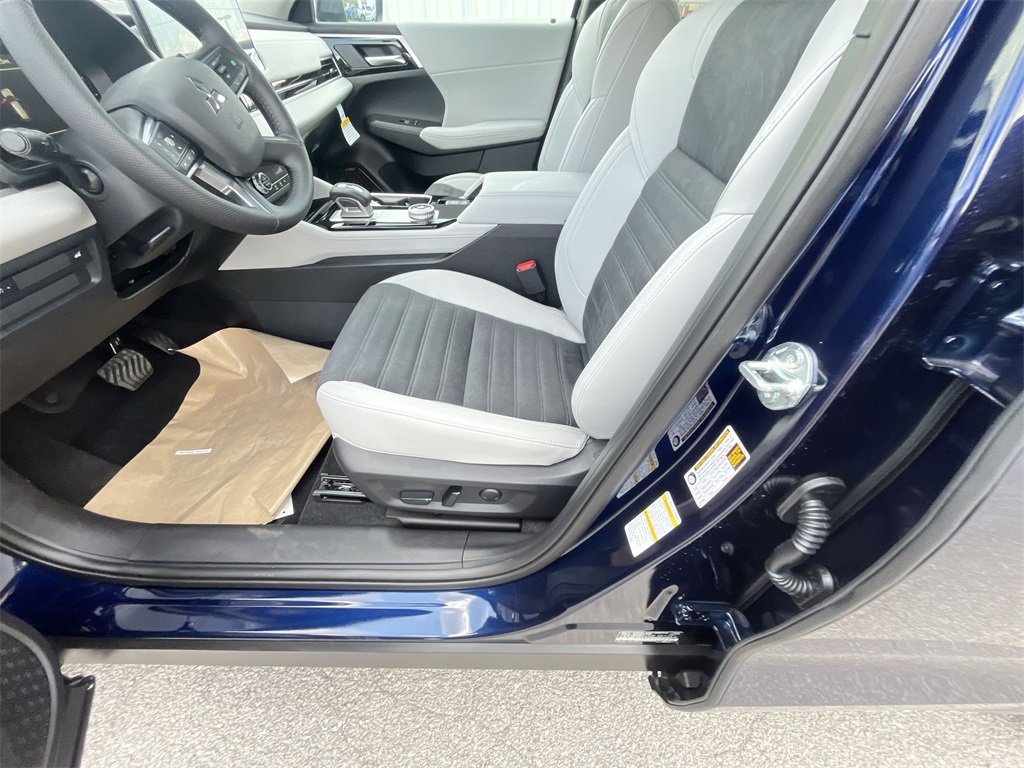 New 2025 Mitsubishi Outlander SE image 12