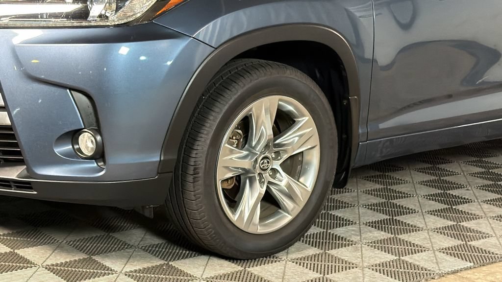 Used 2017 Toyota Highlander Limited AWD/4WD image 4