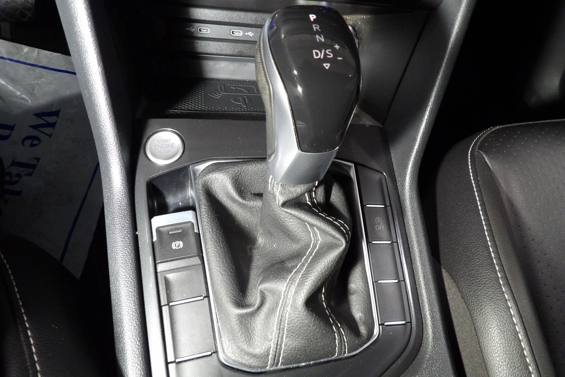 Used 2022 Volkswagen Tiguan SE w/ Panoramic Sunroof Package FWD image 18